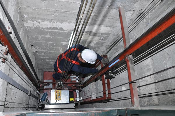 ASUD ascenseurs technicien pendant travaux